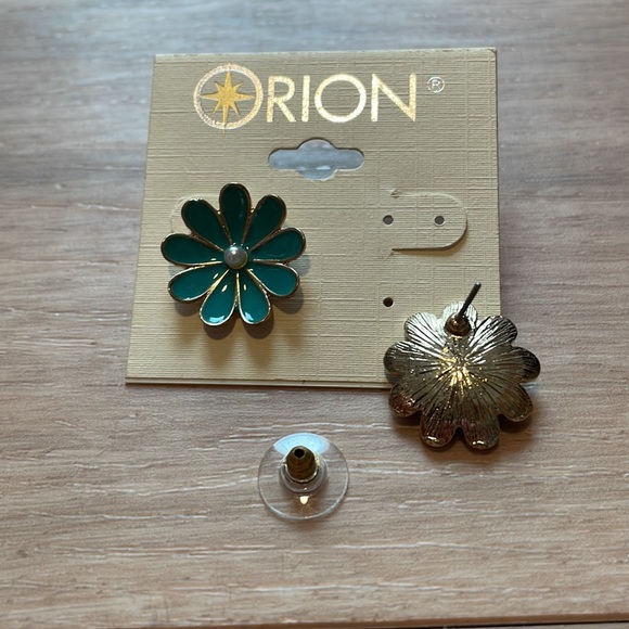 🌟Host Pick🌟NWT Flower earrings - Picture 3 of 4